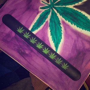 Marijuana leaf snap bracelet